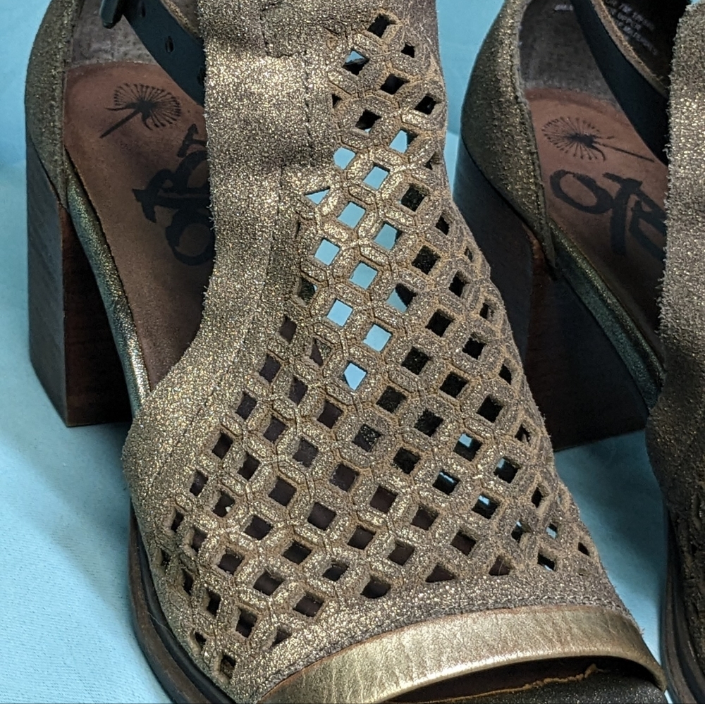 XOXO Metaphor Bronze Metallic Leather Sandal Size 7